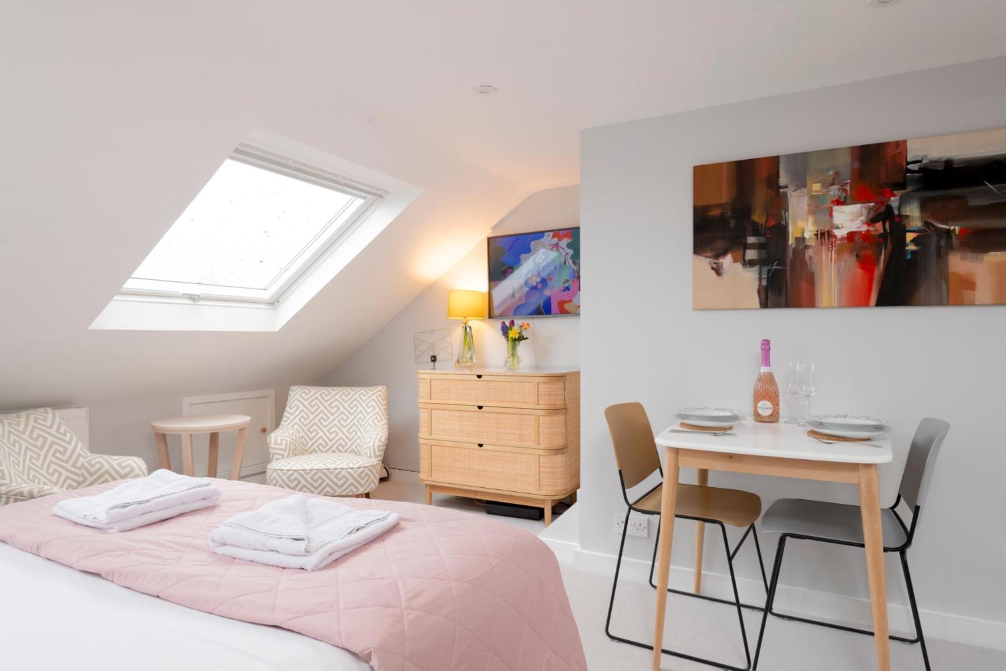 Privatunterkunft Cosy Loft Retreat, King Bed, En-suite, Kitchenette, *